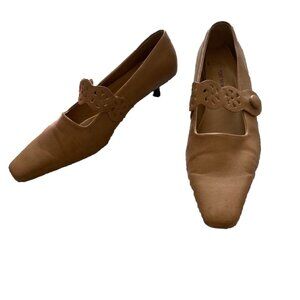 Newport News Heels Kitten Camel Leather 8.5 M Floral Strap Tan Beige